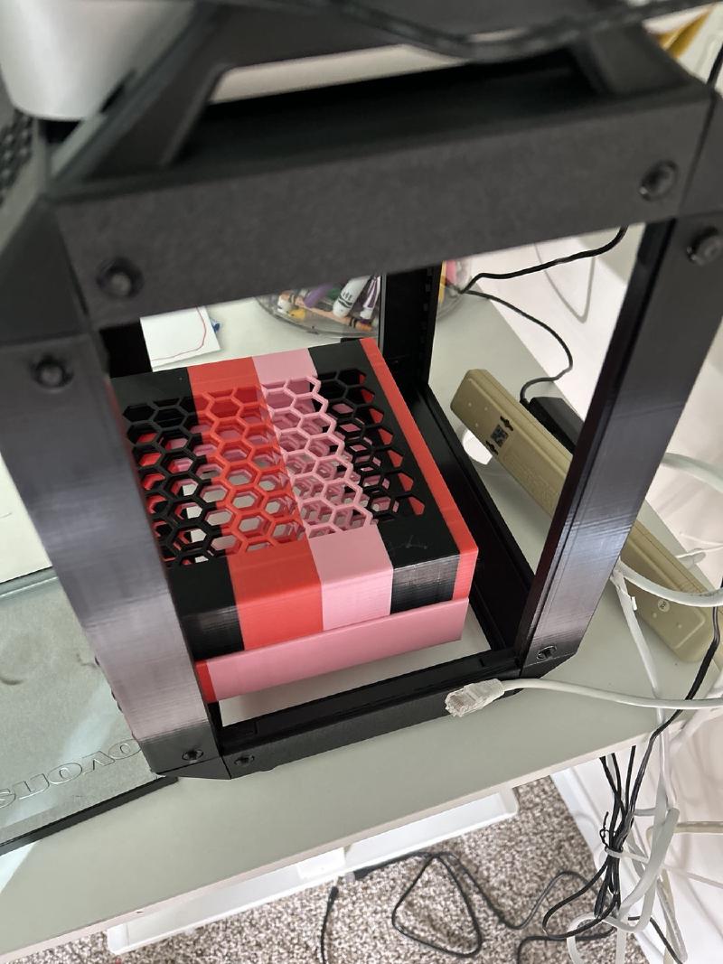 Side view through the Labrax rack showing a ventilated printed shelf